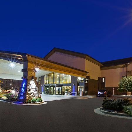 Holiday Inn Express Detroit-Warren/General Motors Technology Center By Ihg Buitenkant foto