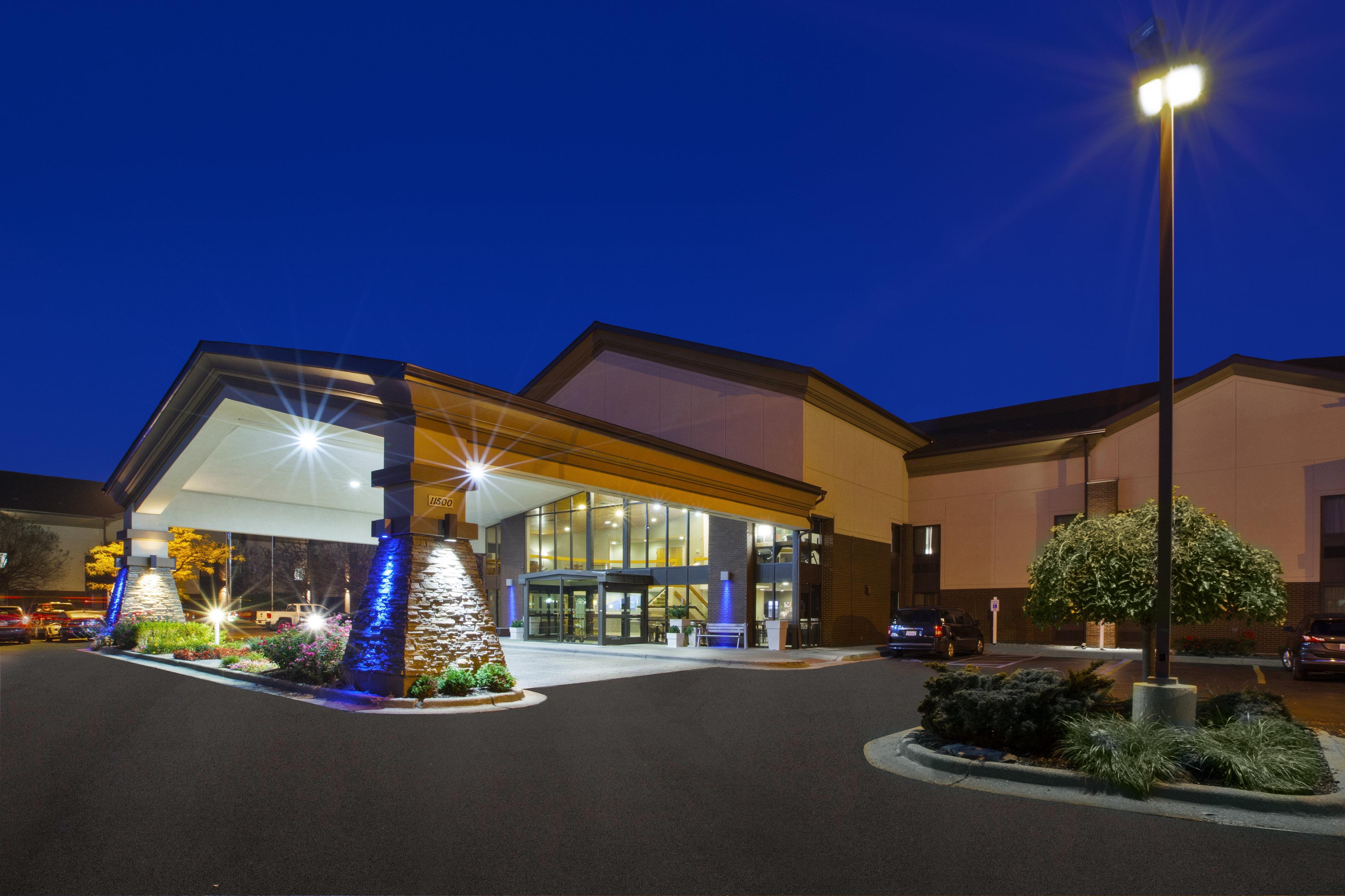 Holiday Inn Express Detroit-Warren/General Motors Technology Center By Ihg Buitenkant foto