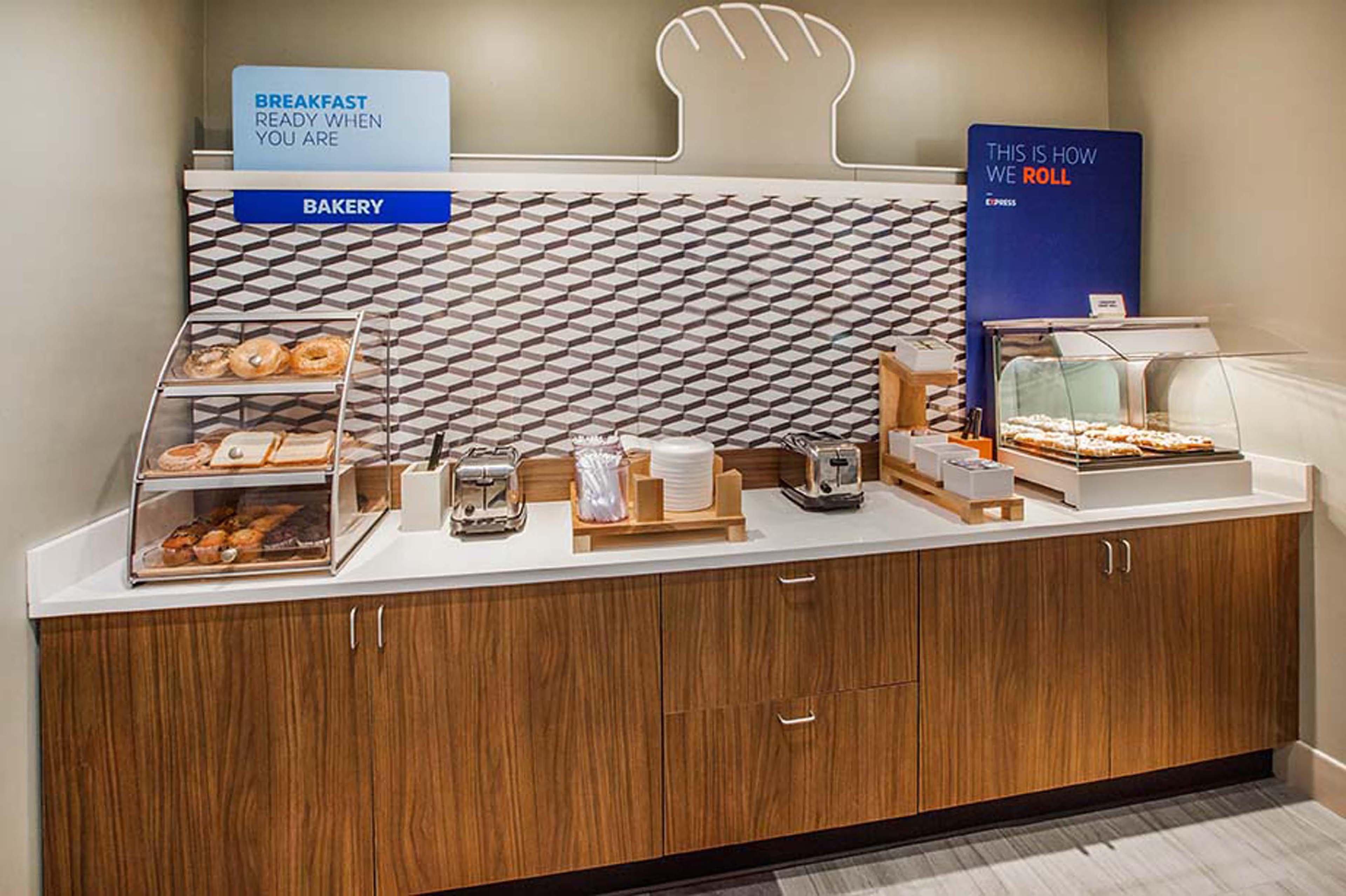 Holiday Inn Express Detroit-Warren/General Motors Technology Center By Ihg Buitenkant foto