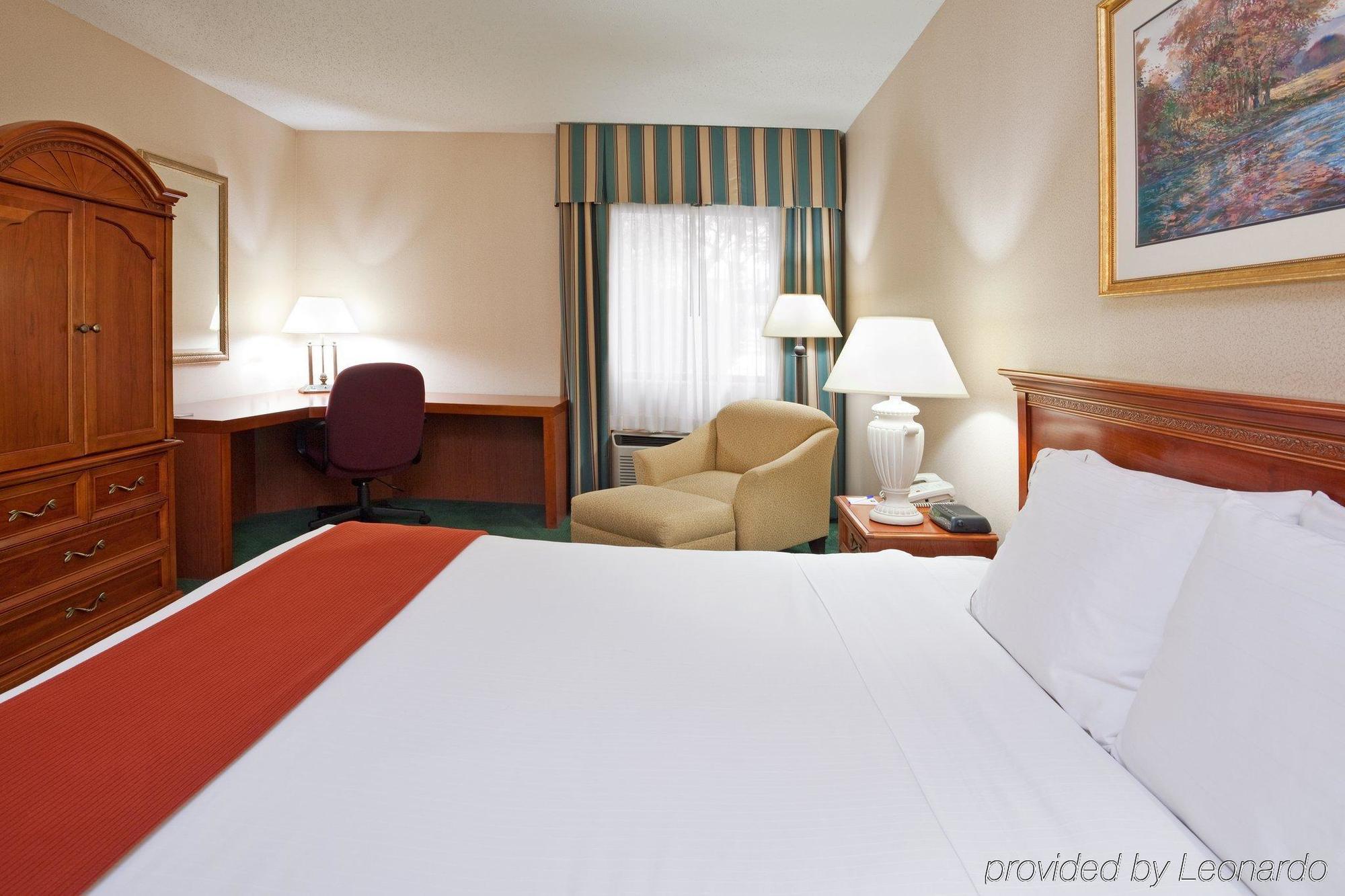 Holiday Inn Express Detroit-Warren/General Motors Technology Center By Ihg Buitenkant foto