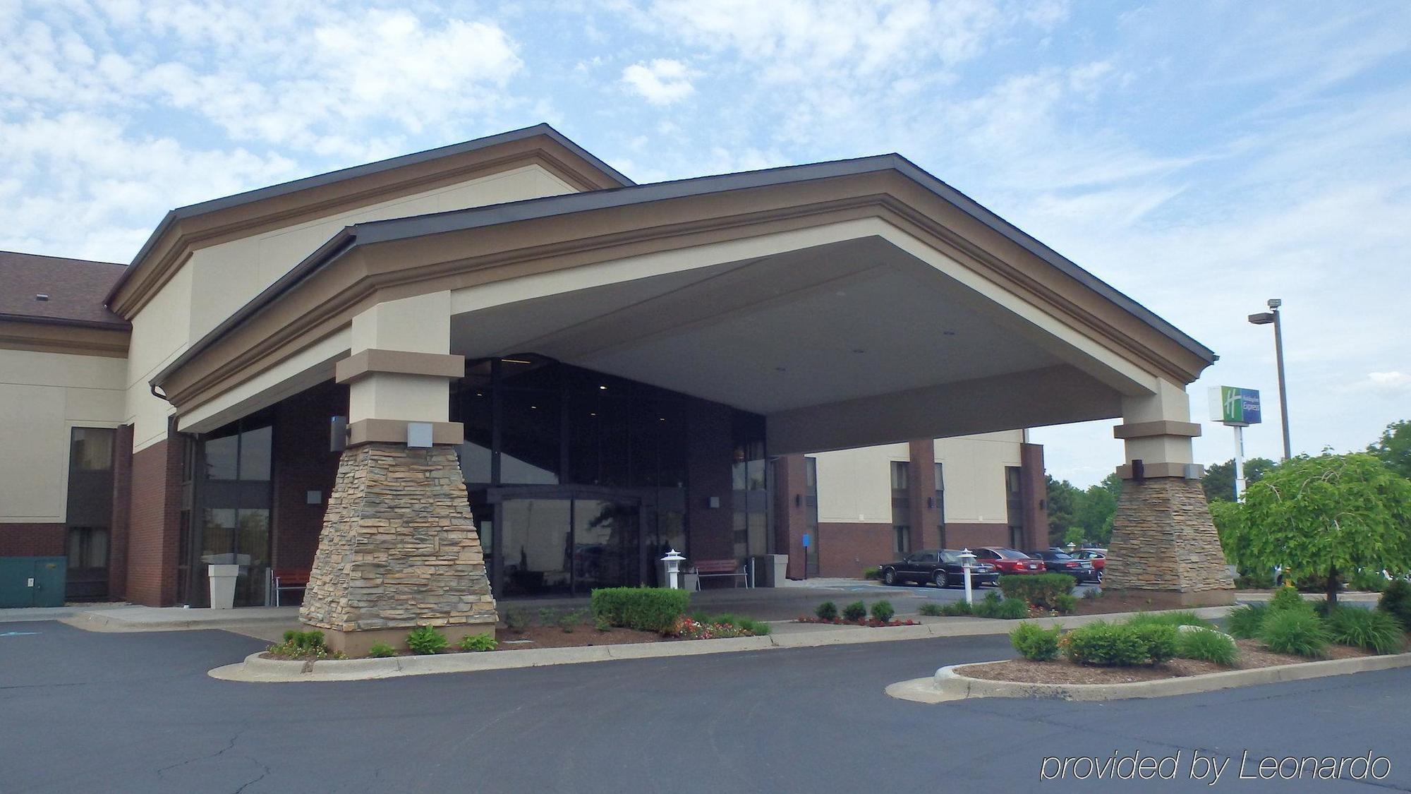 Holiday Inn Express Detroit-Warren/General Motors Technology Center By Ihg Buitenkant foto