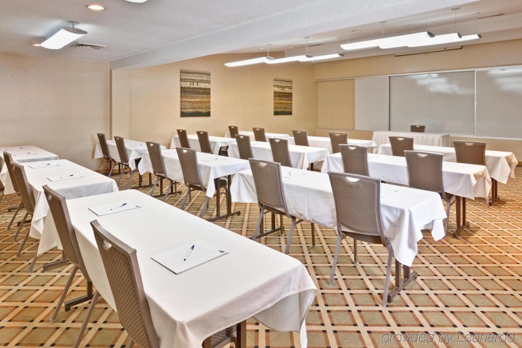 Holiday Inn Express Detroit-Warren/General Motors Technology Center By Ihg Buitenkant foto