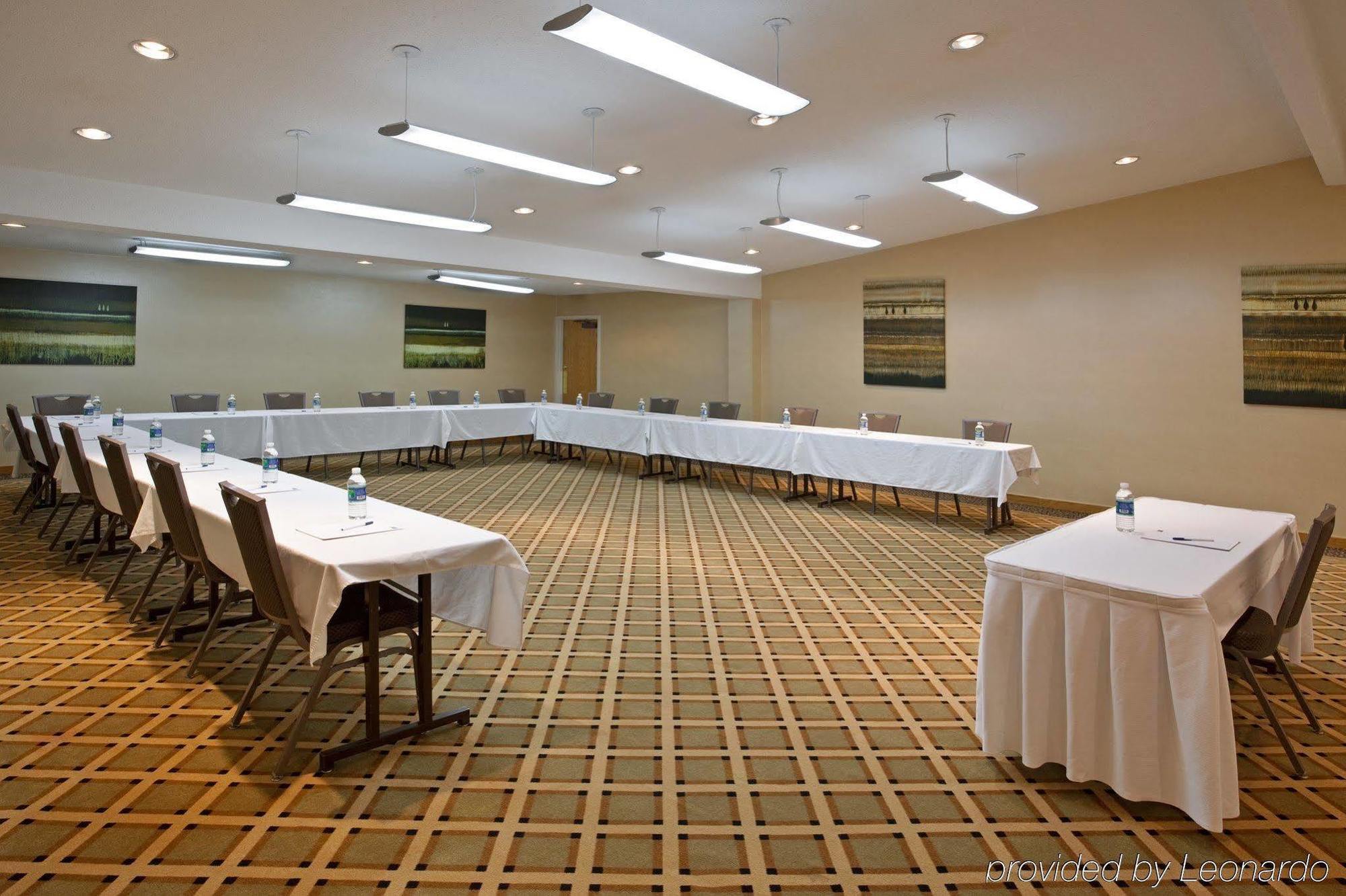Holiday Inn Express Detroit-Warren/General Motors Technology Center By Ihg Buitenkant foto