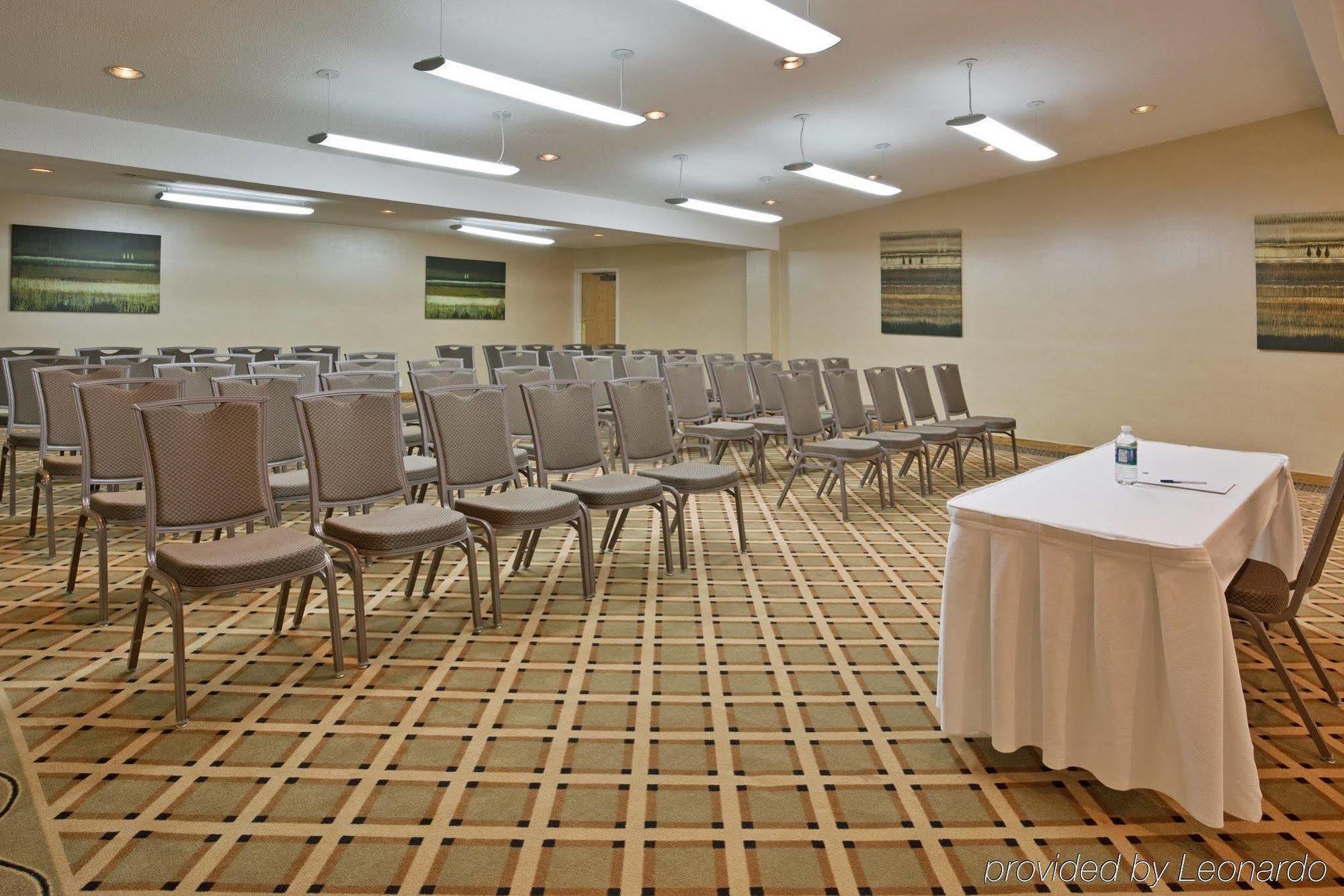 Holiday Inn Express Detroit-Warren/General Motors Technology Center By Ihg Buitenkant foto
