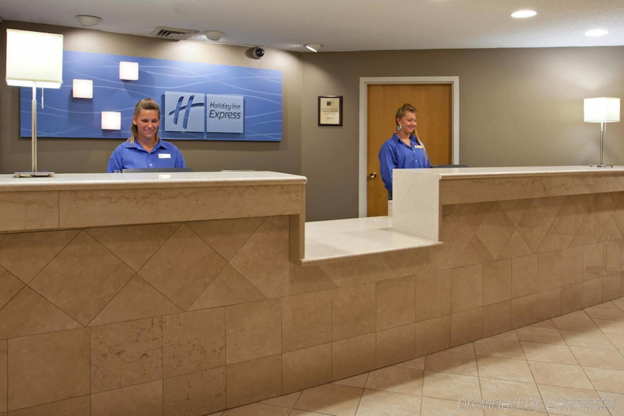 Holiday Inn Express Detroit-Warren/General Motors Technology Center By Ihg Buitenkant foto