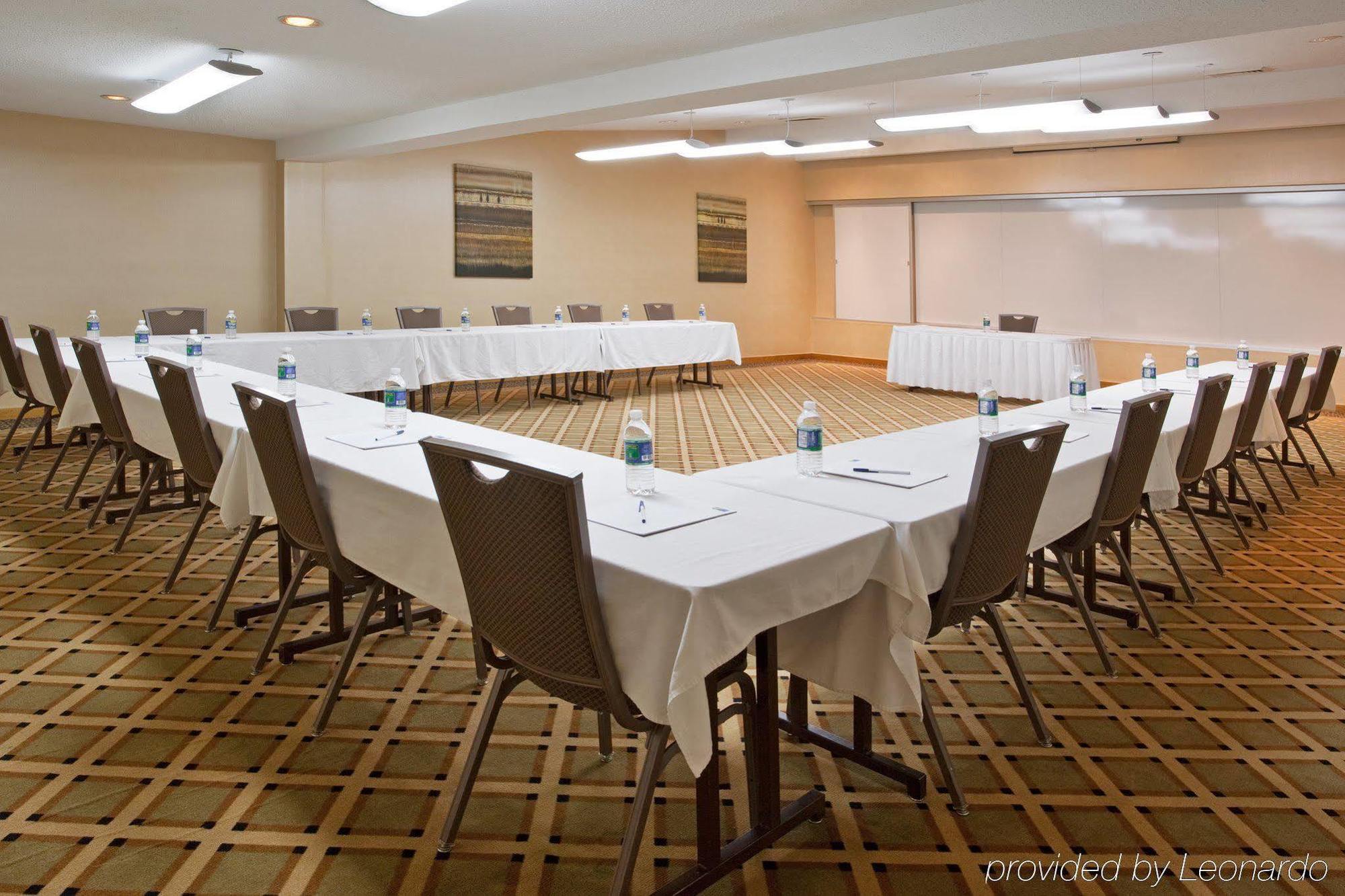 Holiday Inn Express Detroit-Warren/General Motors Technology Center By Ihg Buitenkant foto
